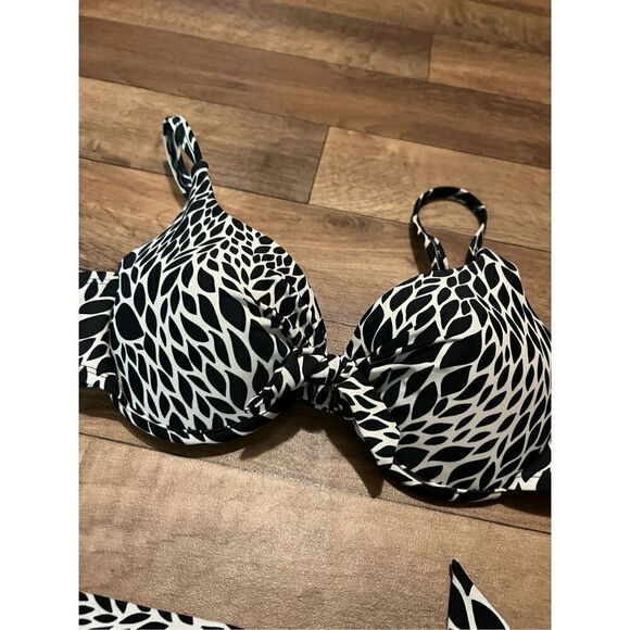 St John’s Bay 2-Piece Woman’s Swimsuit Set Woman’s Size 10 Top Size 8 Bottoms - Picture 4 of 9